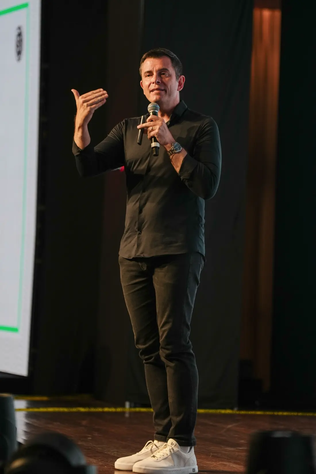 Gustavo Cerbasi durante palestra corporativa para empresários