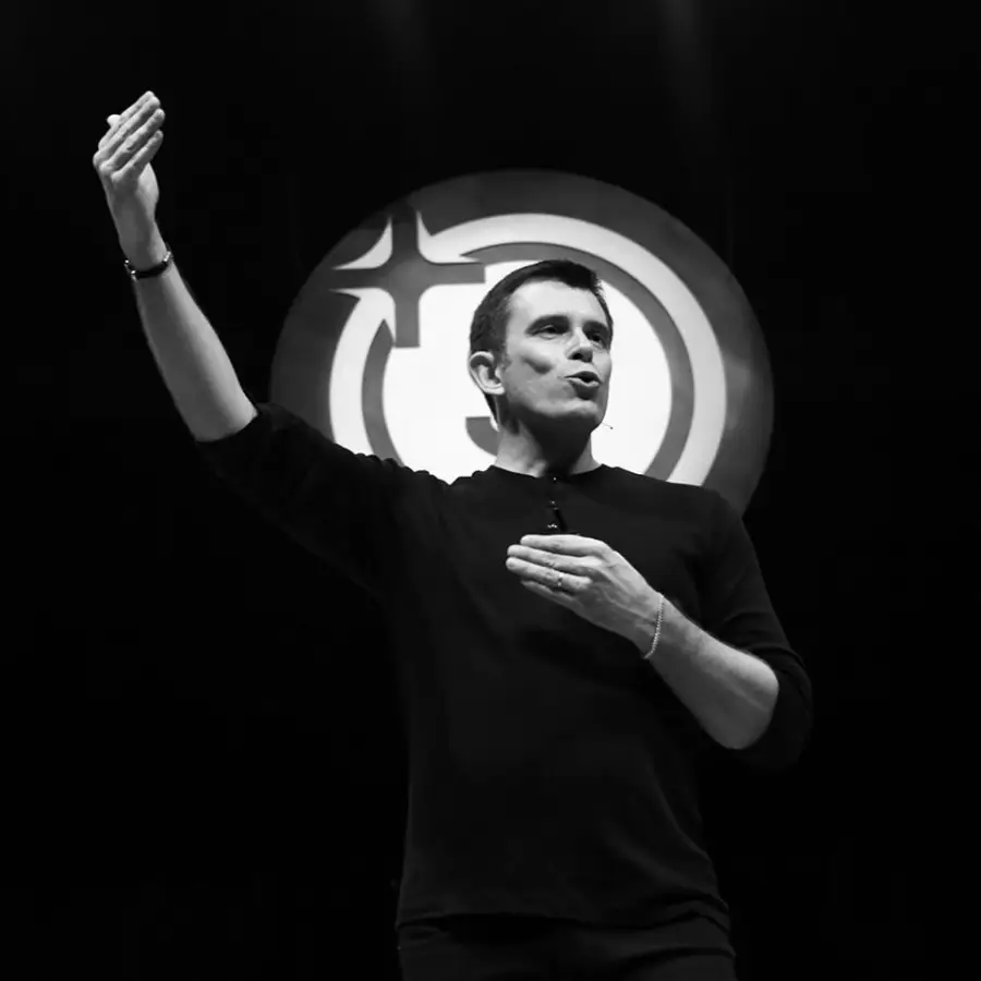 Gustavo Cerbasi no palco em uma palestra para lideranças